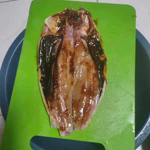 Balurkan bumbu halus ke permukaan ikan. Diamkan minimal 15 menit agar bumbu meresap.