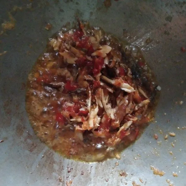 Bumbui dengan garam, penyedap dan kecap manis, koreksi rasa, masukkan suwiran ikan peda