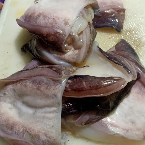 Keluarkan yaang keras ada di dalam perut balakutak., cuci bersih