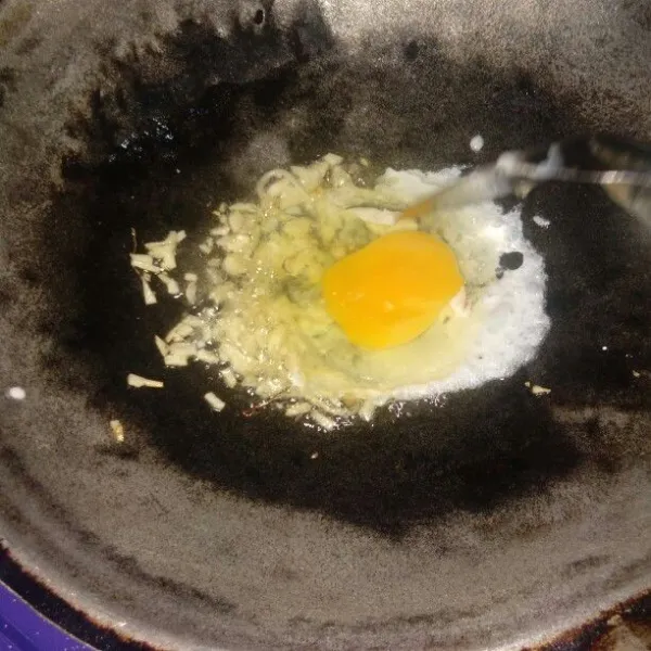 Tumis bawang putih yang sudah dicincang, masukan telur lalu buat orak arik.