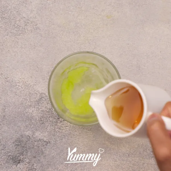 Tambahkan simple sirup ke dalam gelas.