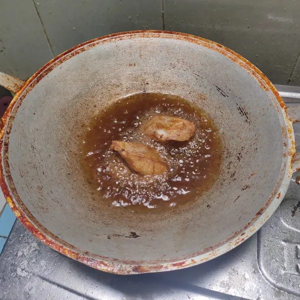 Panaskan minyak, goreng ikan hingga kuning kecoklatan. Tiriskan