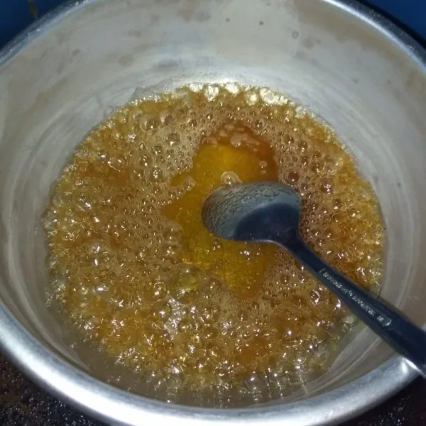 Cara membuat sirup gula aren: panaskan air dan gula pasir sampai mencair setelah itu masukkan gula aren yang sudah diserut, rebus hingga gula larut. Matikan api, dinginkan.