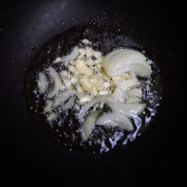 Panaskan minyak, tumis bawang putih dan bombay hingga harum.
