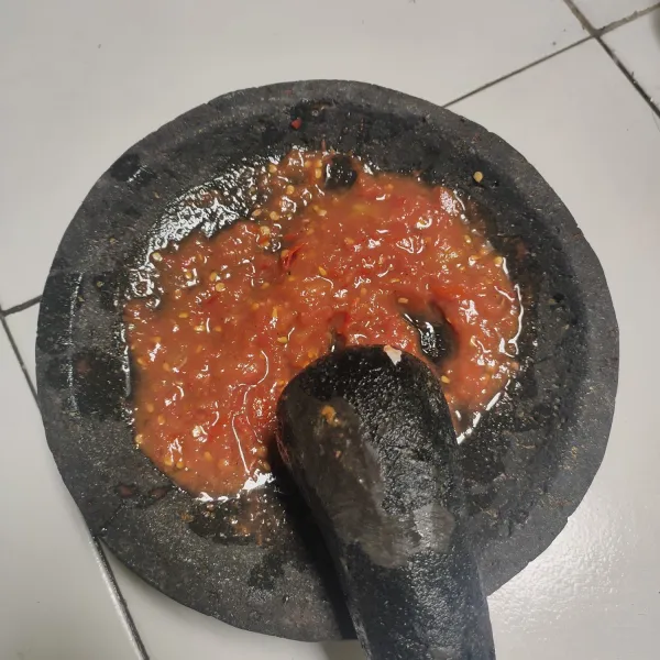Untuk sambal, ulek halus cabai, tomat, terasi dan garam. Sajikan bersama ikan.
