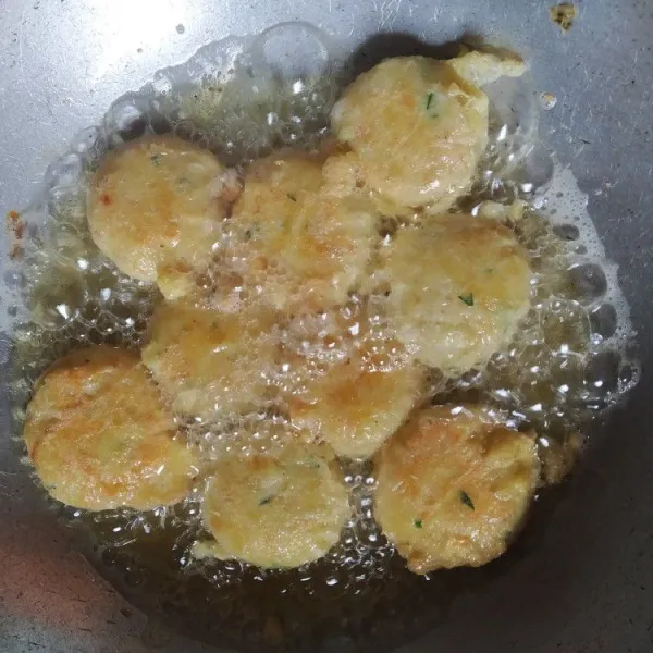 Baluri adonan perkedel dengan sisa kocokan telur, lalu goreng hingga coklat keemasan.