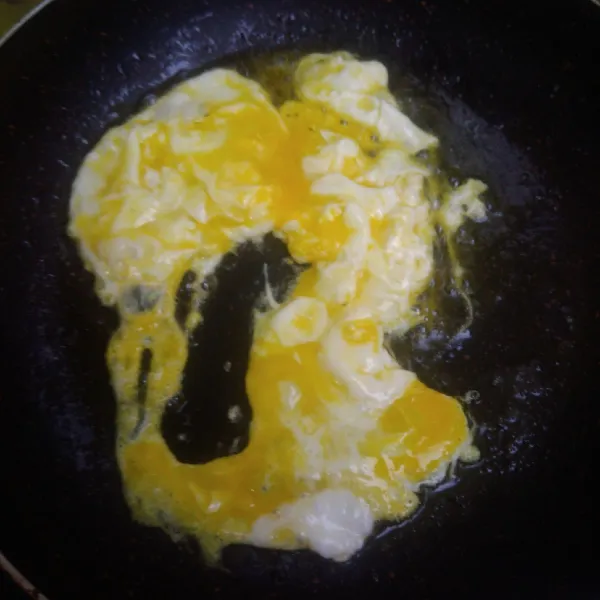 Panaskan margarin, masak telur menjadi orak arik.