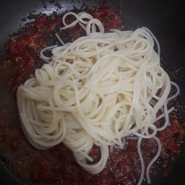 Masukkan spagethi ke dalam bumbu, aduk rata dengan bumbu.