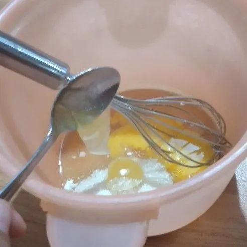 Masukkan telur, gula pasir, sp dan vanili. Aduk sampai putih mengembang.
