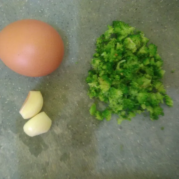 Cuci bersih brokoli dan bawang putih, kemudian cincang halus.