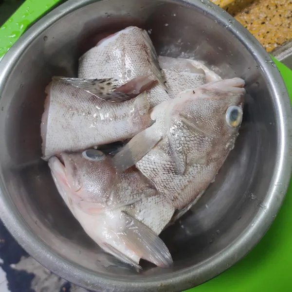 Bersihkan sisik dan buang isi perut ikan. Potong dua dan cuci bersih, sisihkan.