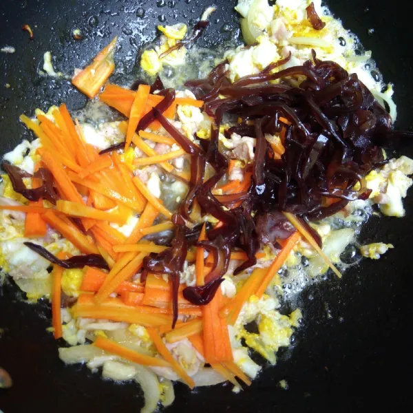 Tambahkan wortel, jamur kuping, aduk rata. Masak hingga wortel dan jamur lunak.