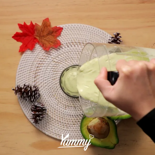 Siapkan gelas saji, tuangkan avocado smoothies ke dalamnya, kemudian tambahkan whipping cream di atasnya.