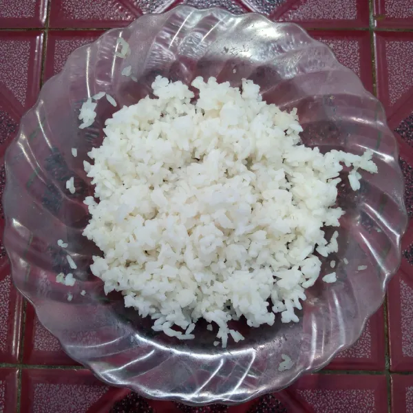 Siapkan nasi putih.