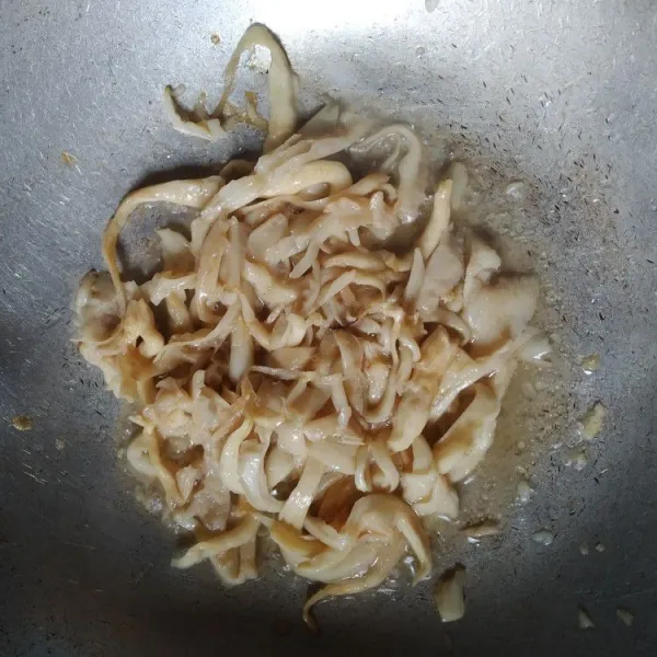 Tumis bawang putih hingga harum, masukkan jamur tiram, bumbui dengan kecap asin, kecap manis, saus tiram, minyak wijen dan kaldu bubuk. Tambahkan air
