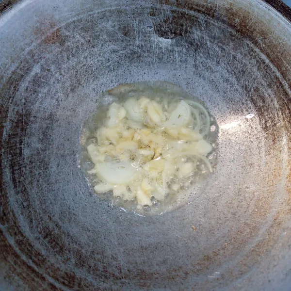 Tumis bawang bombai dan bawang putih sampai harum dan layu.
