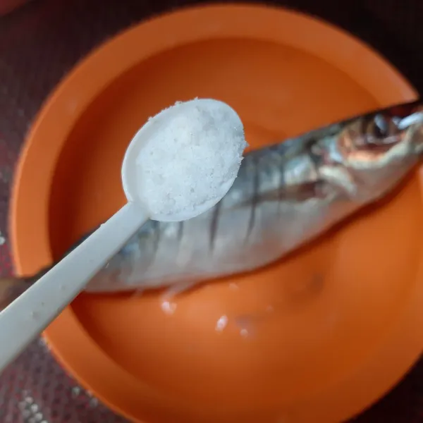 Balur dengan garam ke seluruh badan ikan. Diamkan 15 menit.