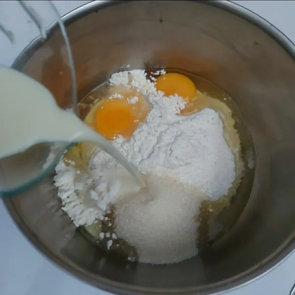 Campur terigu, gula, susu cair, baking powder dan telur, aduk rata dengan whisk.