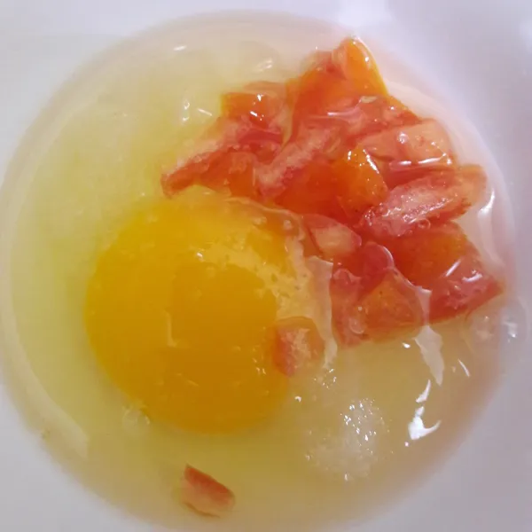 Buat omelete : campur telur, bawang bombay, tomat dan garam. Kocok lepas.