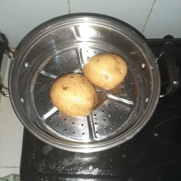Kukus kentang hingga empuk. Saya 45 menit.