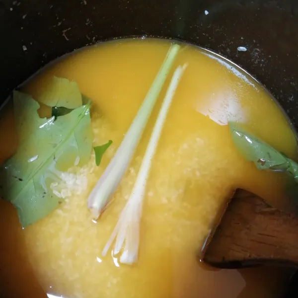 Lalu masukan kunyit bubuk, santan, garam dan penyedap. Lalu aduk sampai merata.