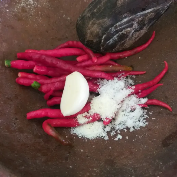 Sambal : uleg cabai dan bawang serta bumbu-bumbu. Bila suka pedas, bole ditambah atau gunakan cabai rawit merah.