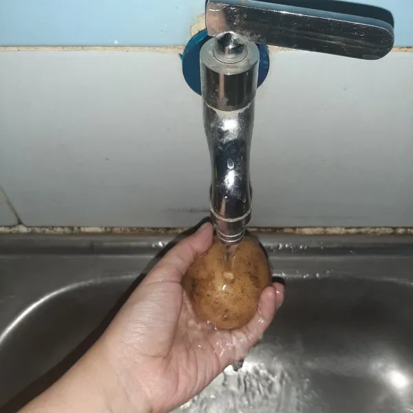 Cuci dulu kentang hingga bersih.