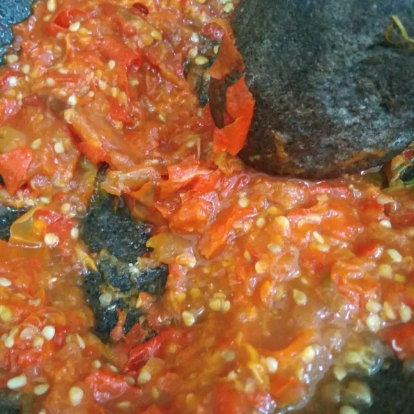 Siapkan panci, rebus cabai dan tomat, tiriskan dan haluskan, sisihkan