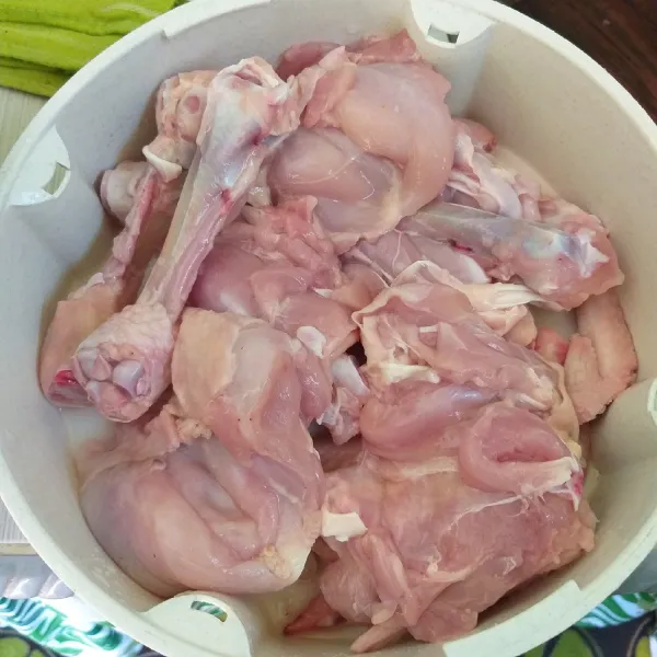 Fillet paha bawah ayam (pisahkan daging dengan tulangnya).