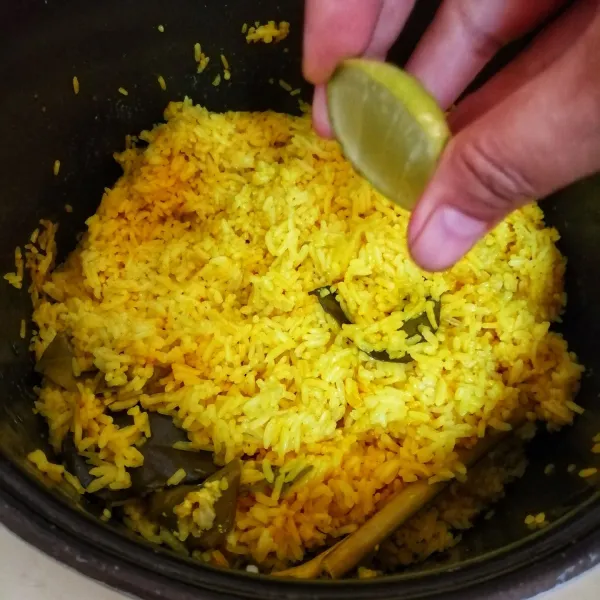 Setelah matang, baru kucuri perasan jeruk nipis aduk sampai tercampur rata.