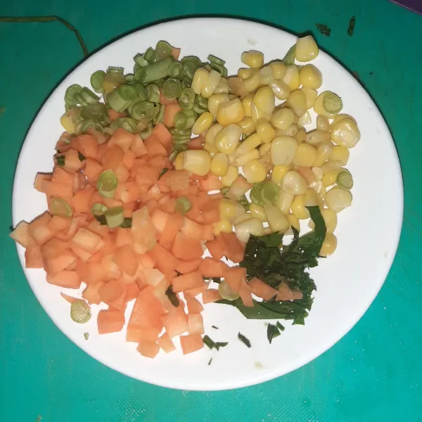 Sambil menunggu kentang, siapkan bahan lainnya. Potong dadu kecil wortel, potong tipis buncis dan cincang seledri.