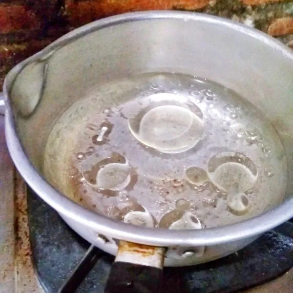 Tambahkan minyak goreng ke dalam air dipanci, biarkan mendidih.