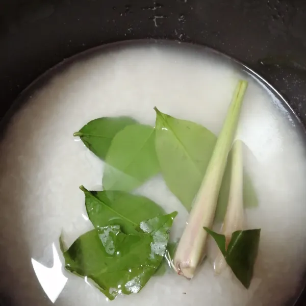 Cuci bersih beras, lalu tambahkan air, daun jeruk, daun salam dan serai.