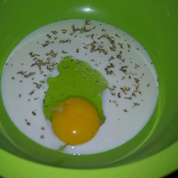 Siapkan telur, susu, garam dan lada. Kocok hingga rata.