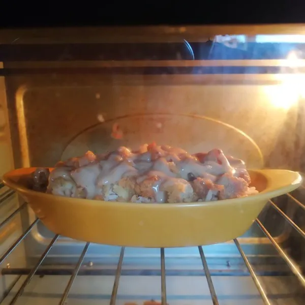 Panggang dalam oven selama 15 menit api atas suhu 180°, sajikan panas-panas.