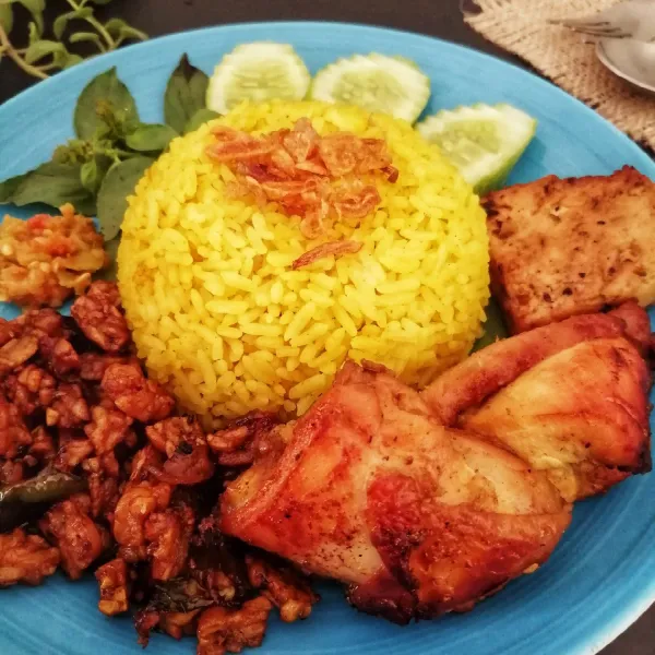 Nasi kuning siap dinikmati dengan aneka lauk lainnya, selamat mencoba.