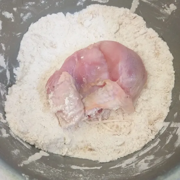 Campur semua bahan tepung, gulingkan ayam ke tepung kering.