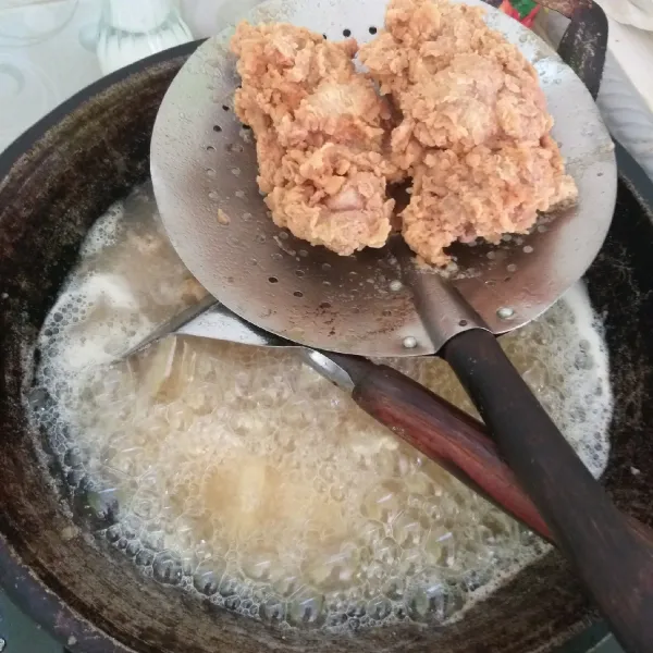 Goreng dengan api kecil hingga matang dan garing.