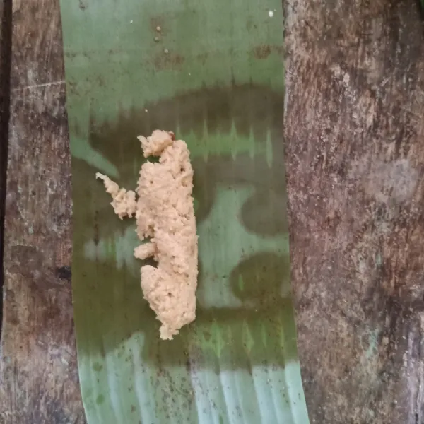 Lalu isi daun pisang dengan adonan lemet yang sudah dibuat