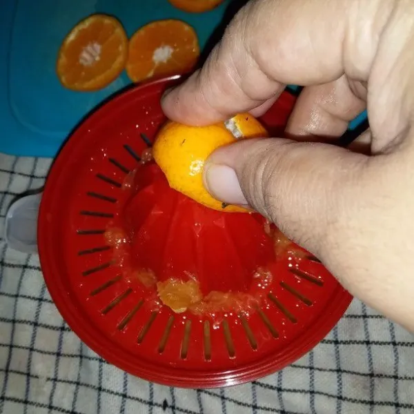 Belah jeruk kemudian peras.