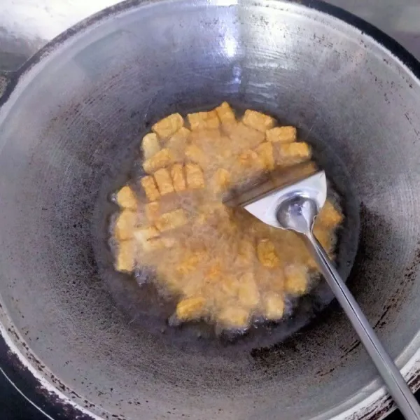 Panaskan minyak, kemudian goreng tempe sampai kering. Tiriskan dan sisihkan