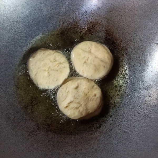 Goreng donat hingga coklat keemasan, angkat.