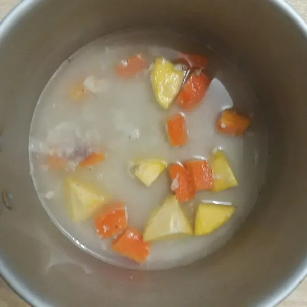 Rebus air dan bumbu halus yaitu bawang merah, bawang putih, ketumbar, dan kemiri. Lalu masukkan ubi dan wortel