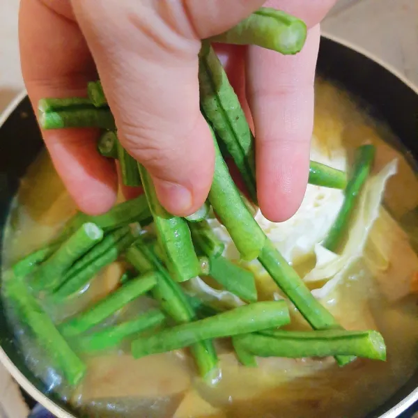Masukkan daun kol, kacang panjang, dan santan. Aduk rata. Lalu masak kembali selama 10 menit. Koreksi rasa.