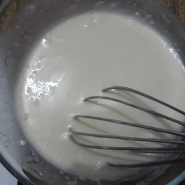 Campur tepung terigu, tepung beras dan santan kelapa. Aduk rata dan saring supaya saat didadar tidak menggerindil
