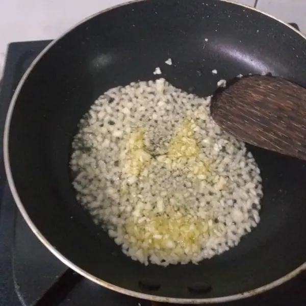 Sebelum menuangkan kuah, masak bawang putih yang sudah dicacah sebelumnya dengan menggunakan minyak untuk membuat garlic oil. Masak hingga berubah warna keemasan (opsional)