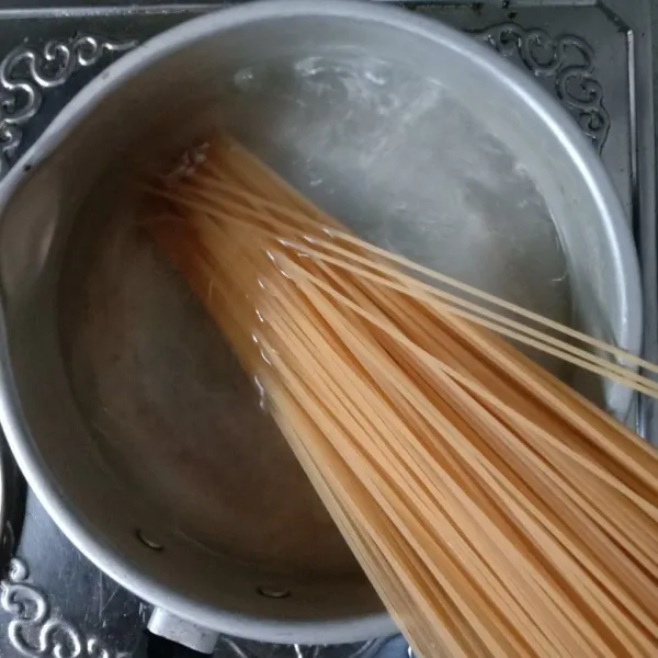 Rebus spageti bersama minyak sampai al dente.