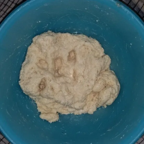 Campurkan semua bahan kecuali garam dan margarin. Tuang susu cair sedikit sambil uleni hingga setengah kalis