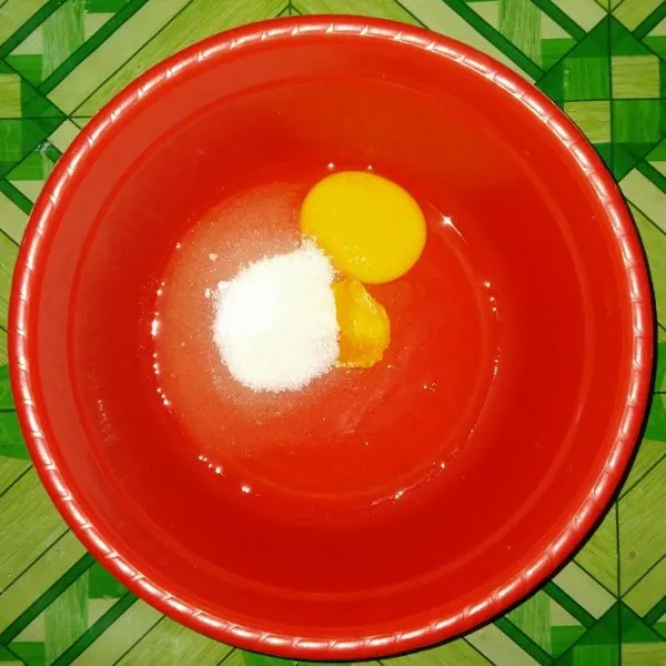 Masukkan dalam wadah telur, gula pasir, sp, dan vanili hingga putih pucat