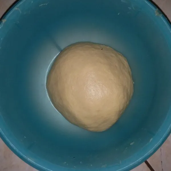 Masukan margarin dan garam. Uleni hingga kalis elastis